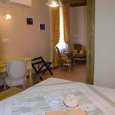 Hotel Les Arcades Le Lion D'or 3*